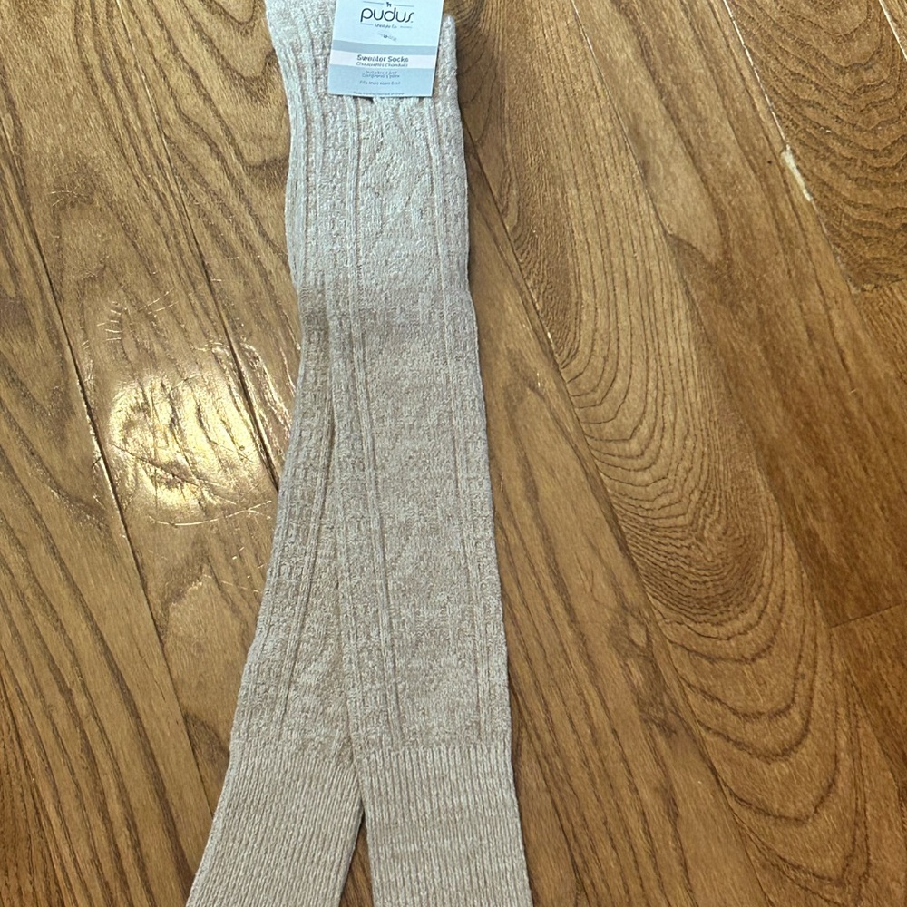 Pudus Women's Cream Cable Knit Socks